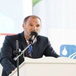 “El Dr. Gustavo Iwanaga expone sobre la diversidad de especies presentes en los ecosistemas acuáticos de Trujillo. La conferencia promovió la valoración y conservación de la biodiversidad regional”