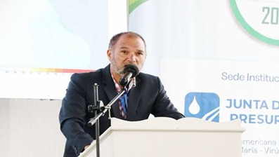 “El Dr. Gustavo Iwanaga expone sobre la diversidad de especies presentes en los ecosistemas acuáticos de Trujillo. La conferencia promovió la valoración y conservación de la biodiversidad regional”